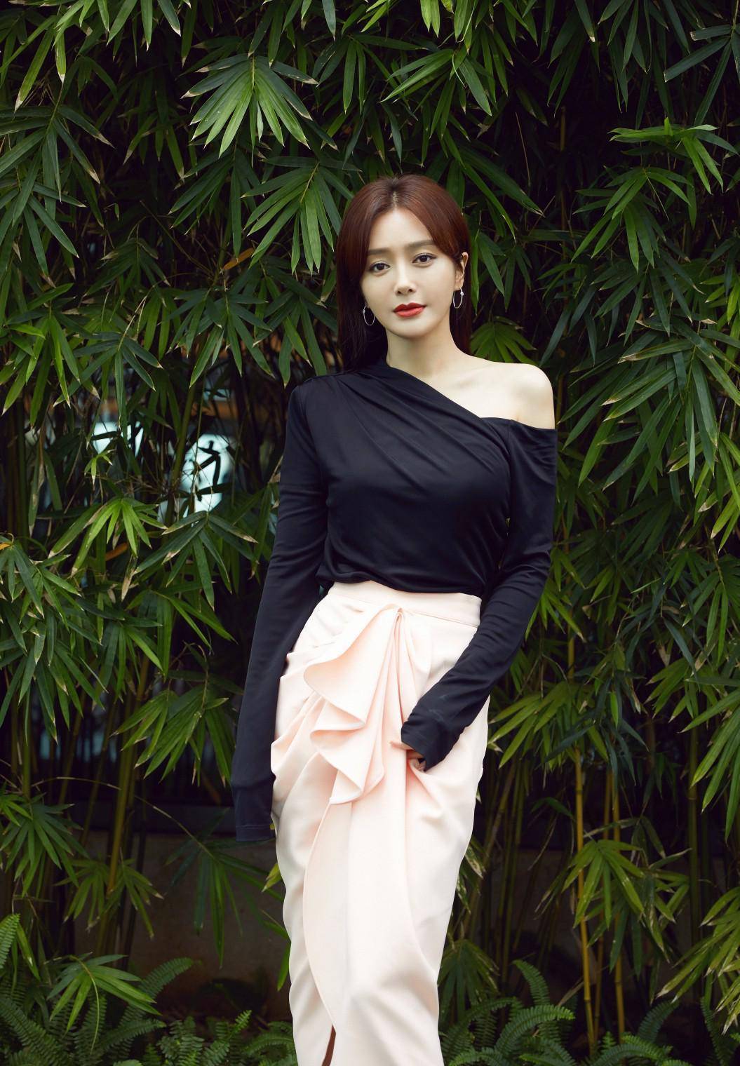 不知道大家喜不喜欢秦岚这一次的"花漾连衣裙