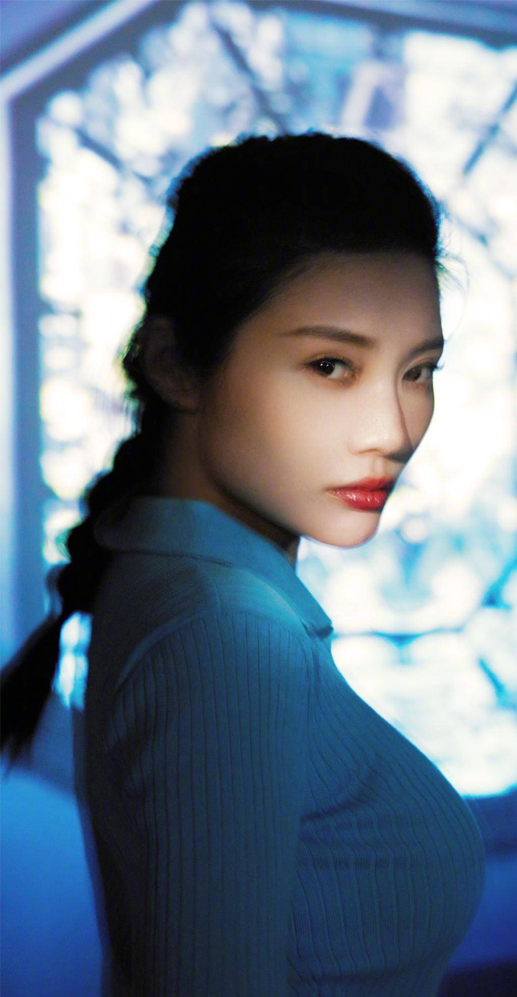 徐冬冬蓝色紧身超短裙造型,全新氛围感,写真好温柔_姐姐_方面_心情