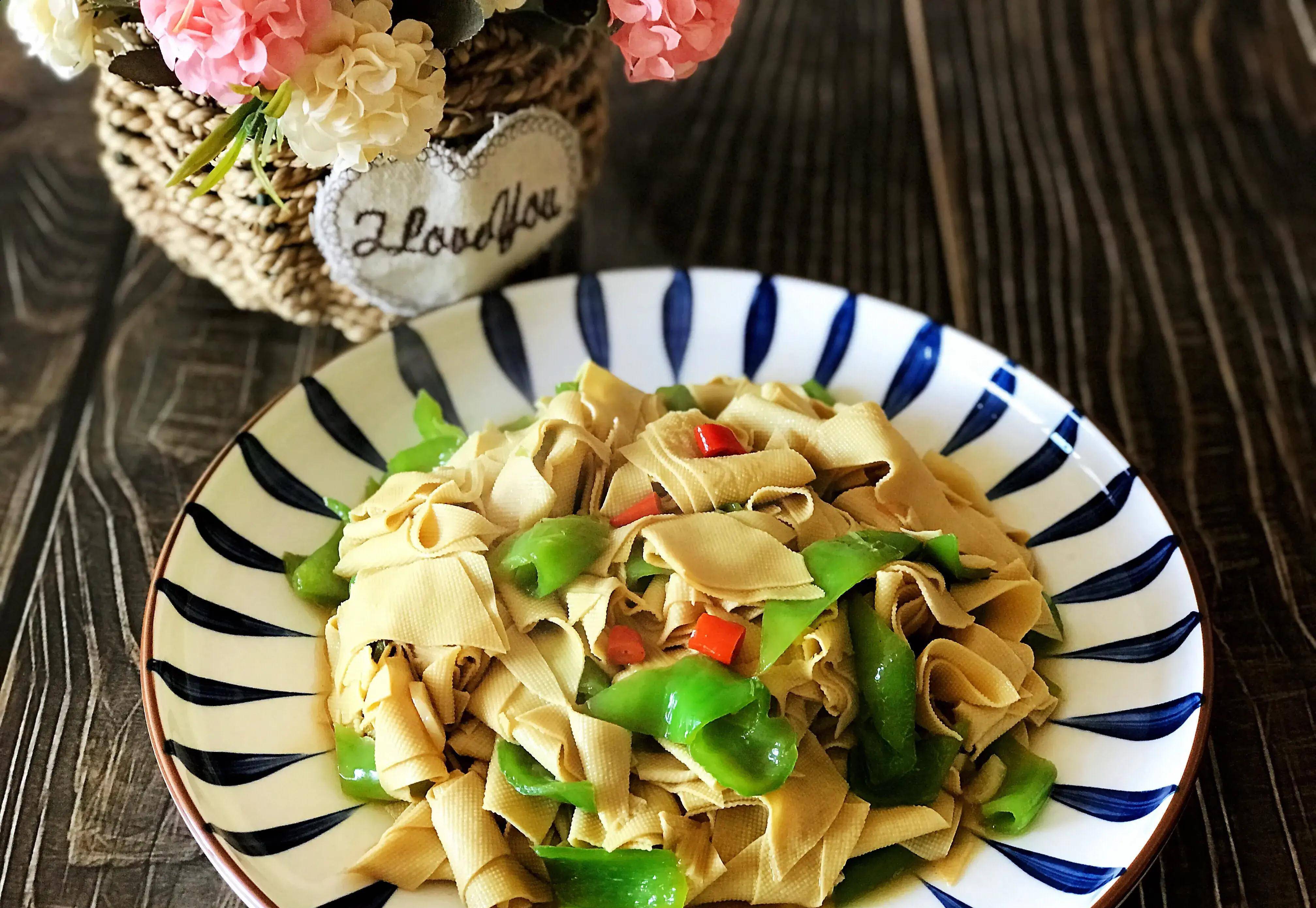 尖椒炒干豆腐,口感嫩滑不干巴,没有肉也一样好吃_汤汁_小勺_凉水