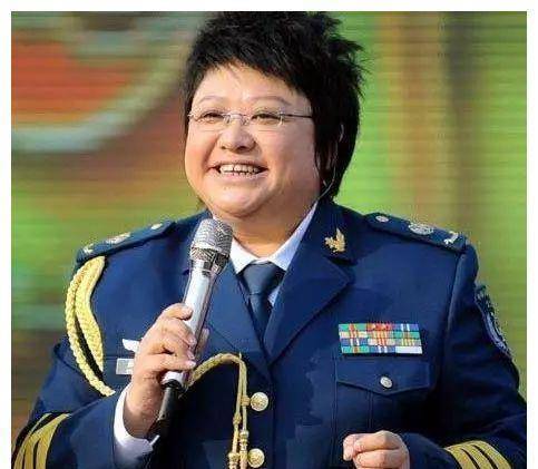 2009年,韩红被空军特招进入部队,后来的她军衔很高,大校级别.