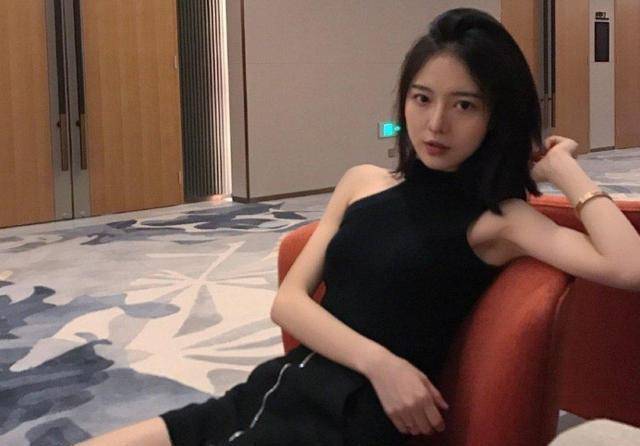 在经过了这件事之后,项思醒和"富二代"徐振宇不仅婚是结不成了,而且