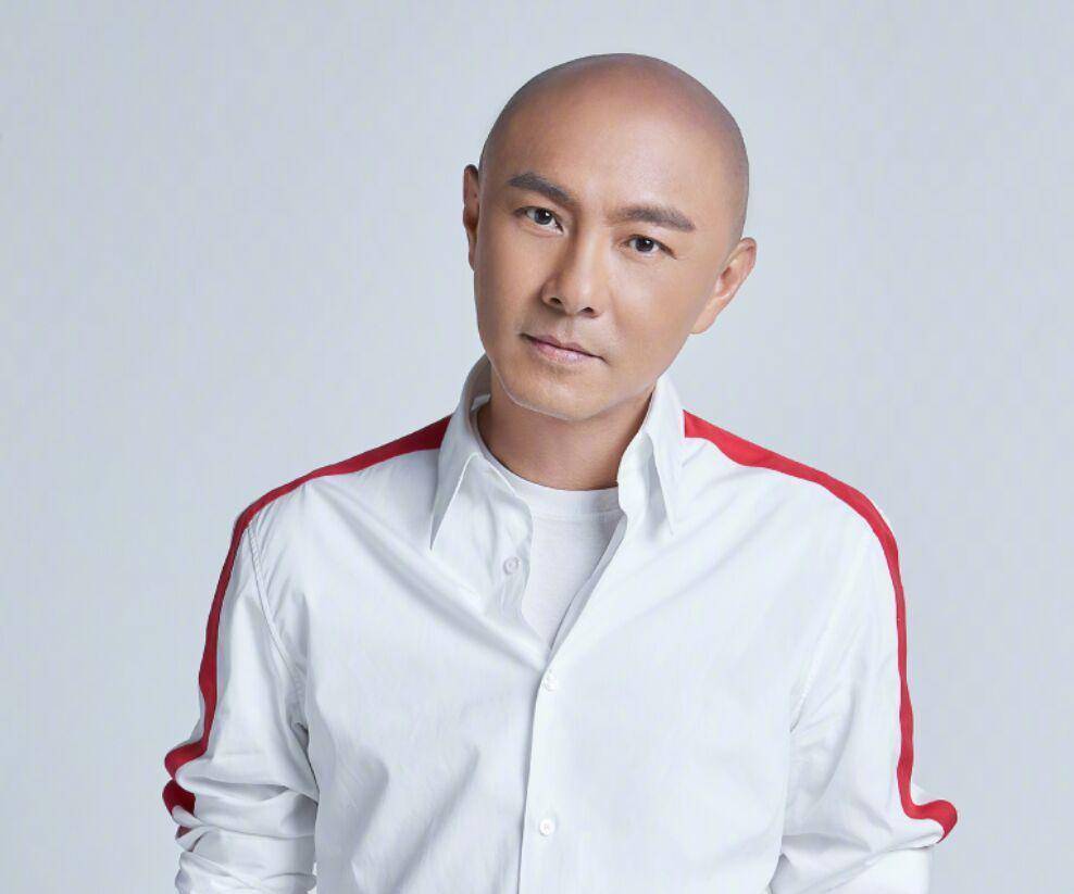 张卫健现身活动,合照时表现不耐烦,这是有多么的不情愿还是干啥_发展