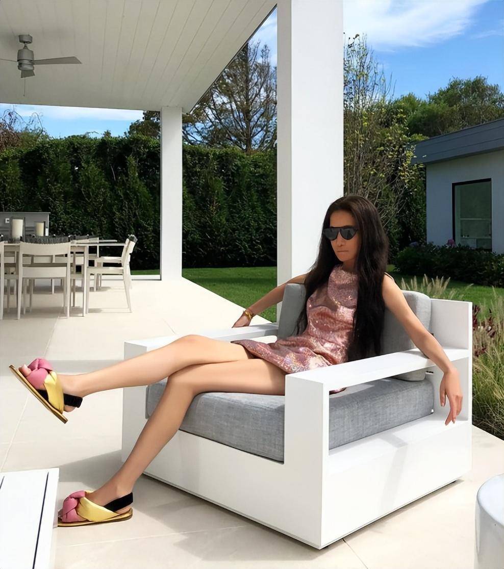 "男女通杀"王薇薇:73岁保养如20岁,她活出了大家