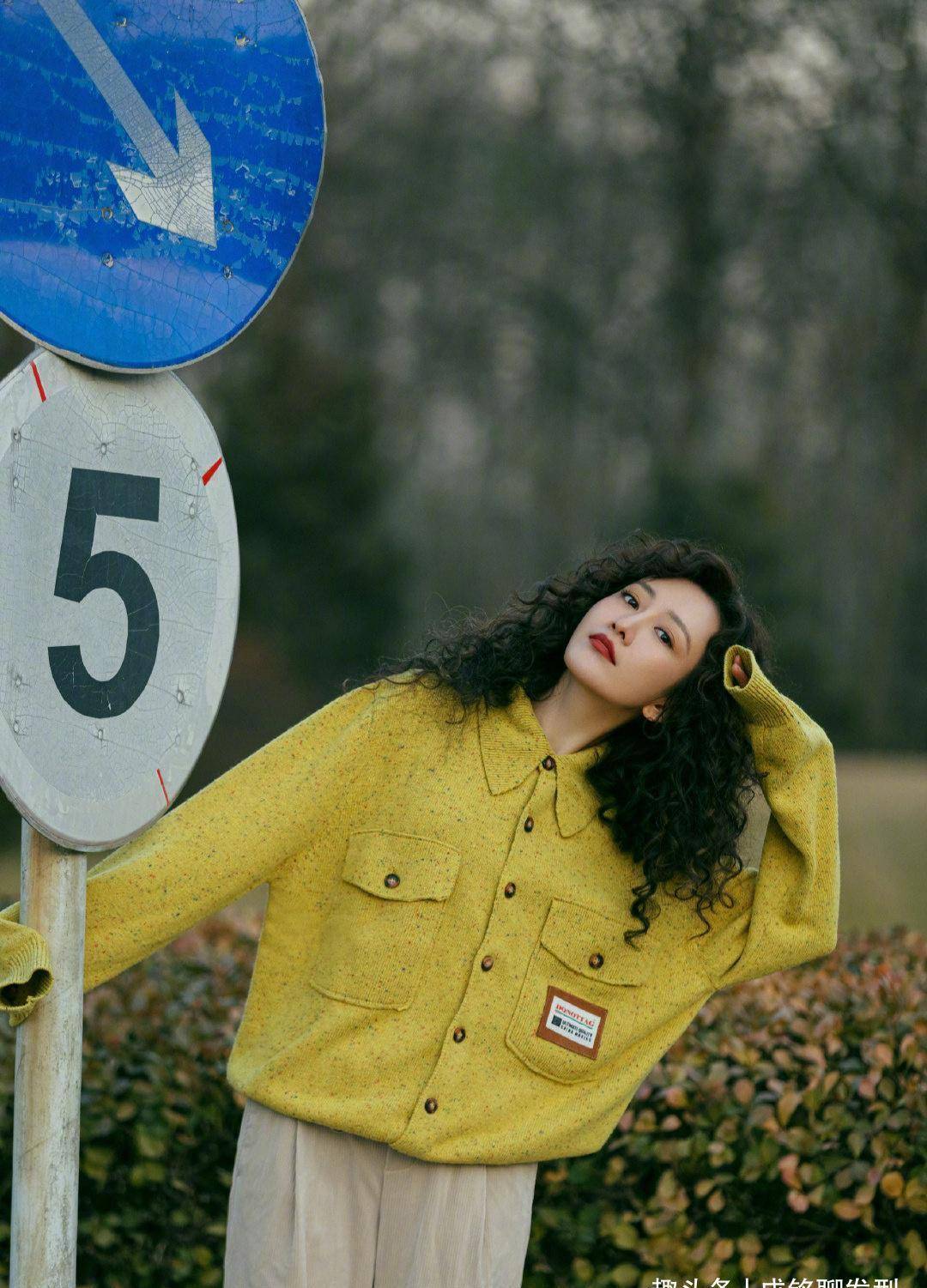 王鸥气质绝了,羊毛卷发型配柳芽黄开衫毛衣时尚绝伦,时尚又高级_女生