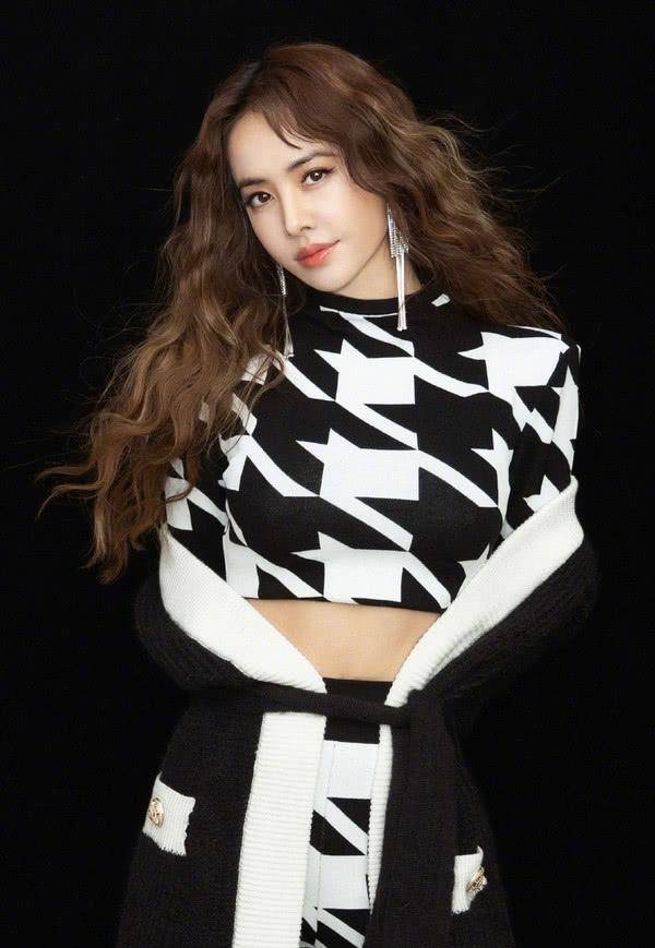 40岁蔡依林素颜照曝光,居家天后容颜变化太大,和浓妆判若两人_时候