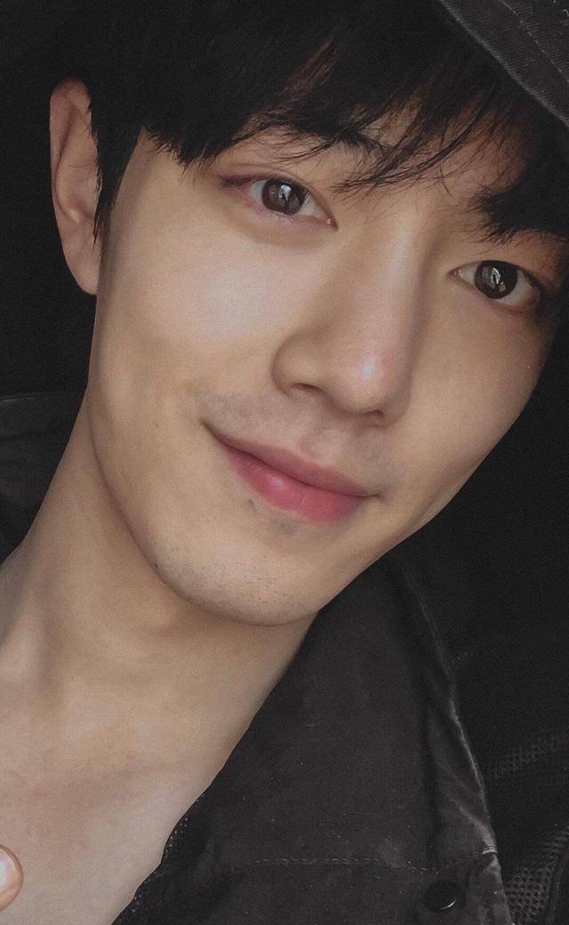 肖战的生活照也很迷人,没有穿正装,没有找角度,甚至没有任何的修饰