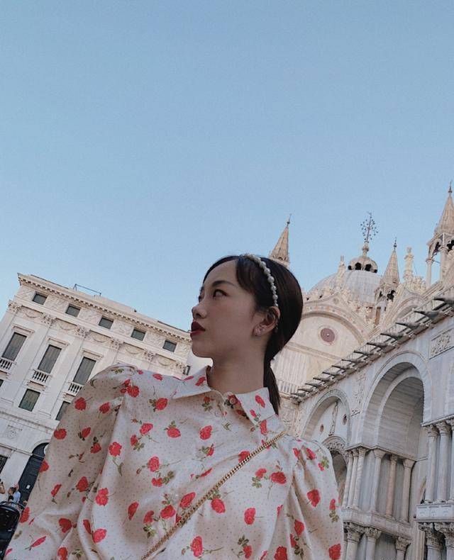 网红阿沁换风格了,穿婚纱化身黑天鹅,眼神"杀气"十足_时尚_感觉_黑色