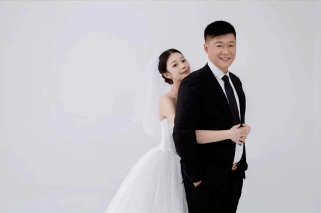谢永强携小12岁美妻回农村娘家,和岳父像同辈,1岁女儿可爱像妈_杨晨