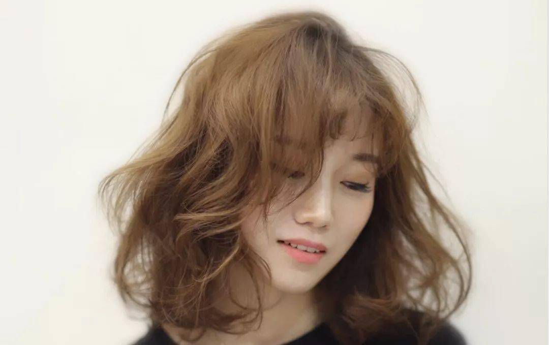 彰显女性魅力含有米色较多的亮色调有染烫损伤的头发也可以烫出有魅力