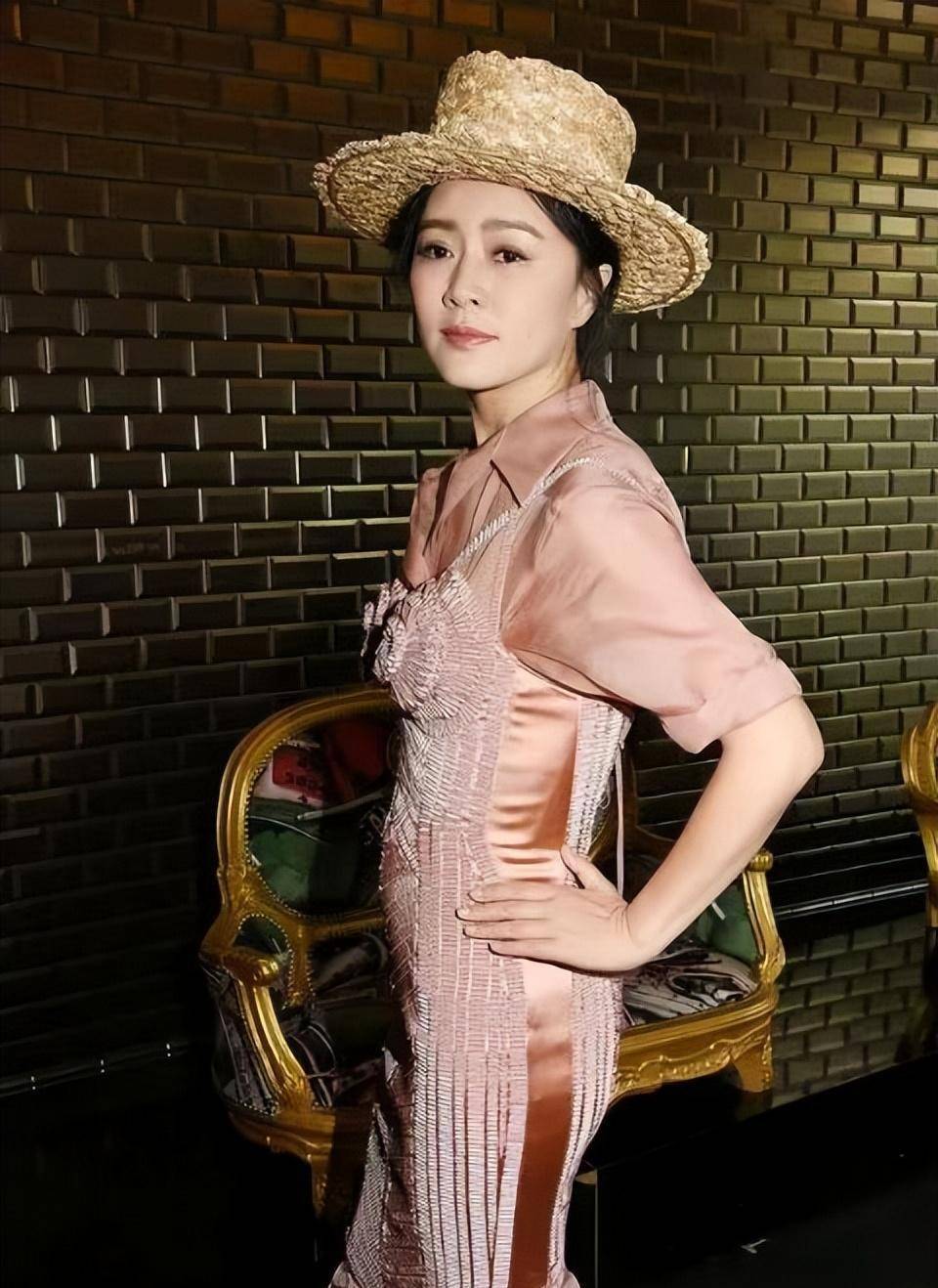 腰腹部的赘肉,短发更是雷人,原本的大美女却穿成又土又俗的中年妇女