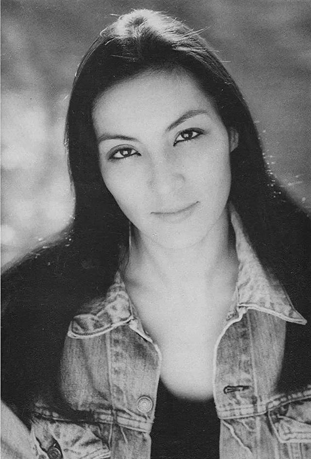 尊龙前妻ninasavino(意日混血儿)他曾说,自己没有家,没有父母,没有