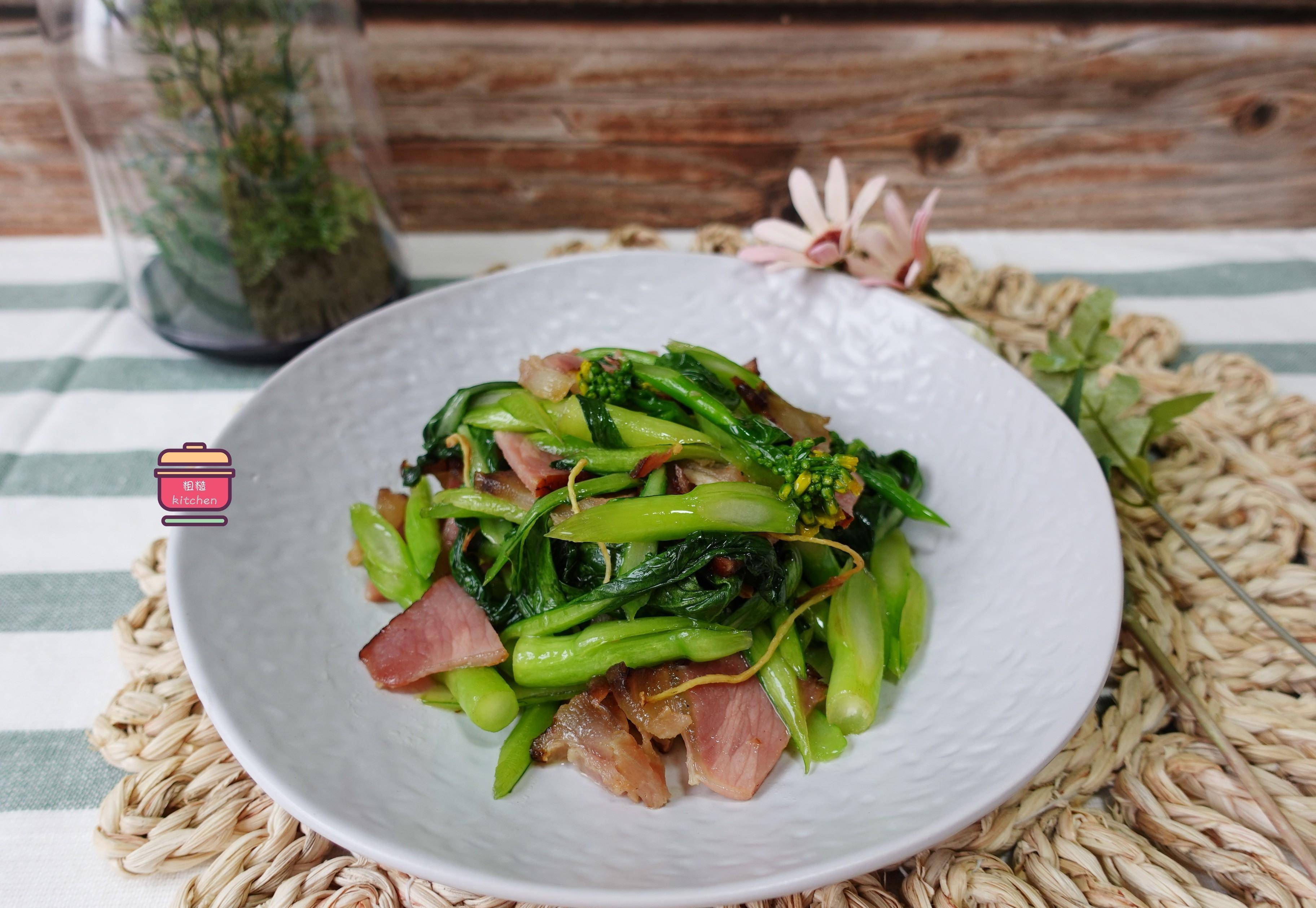 秋天芥兰这样炒,清脆鲜香苦味少,简单一炒就出锅,很下饭_腊肉_蔬菜