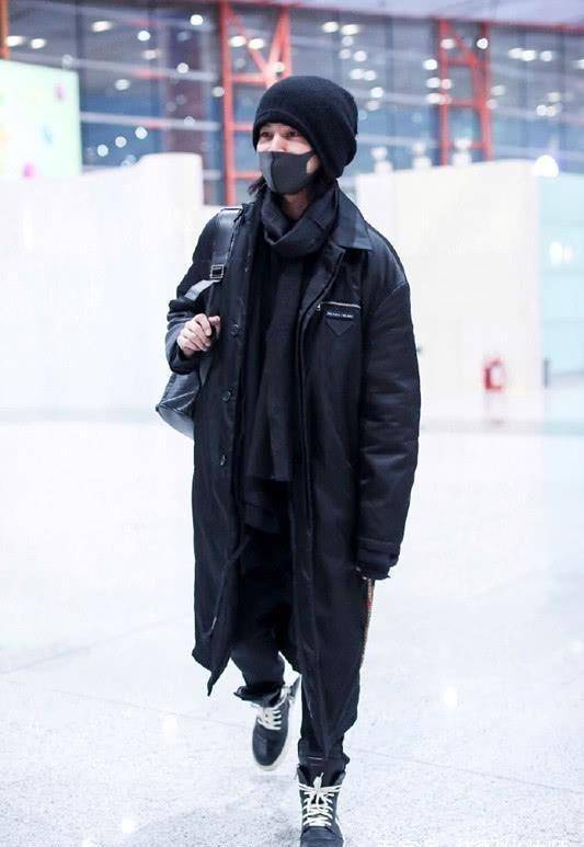 陈坤穿上黑色大衣,再系上黑色围巾,简单的颜色搭配好高级!