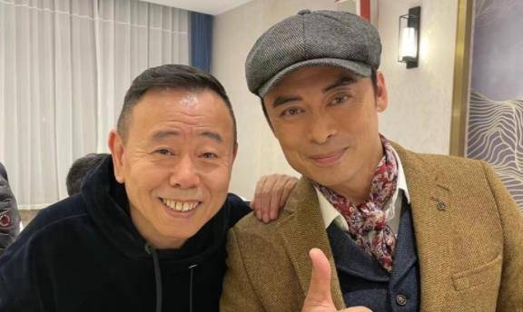 如图,这是樊少皇通过个人社交媒体账号发布的和潘长江的合影,文案为"