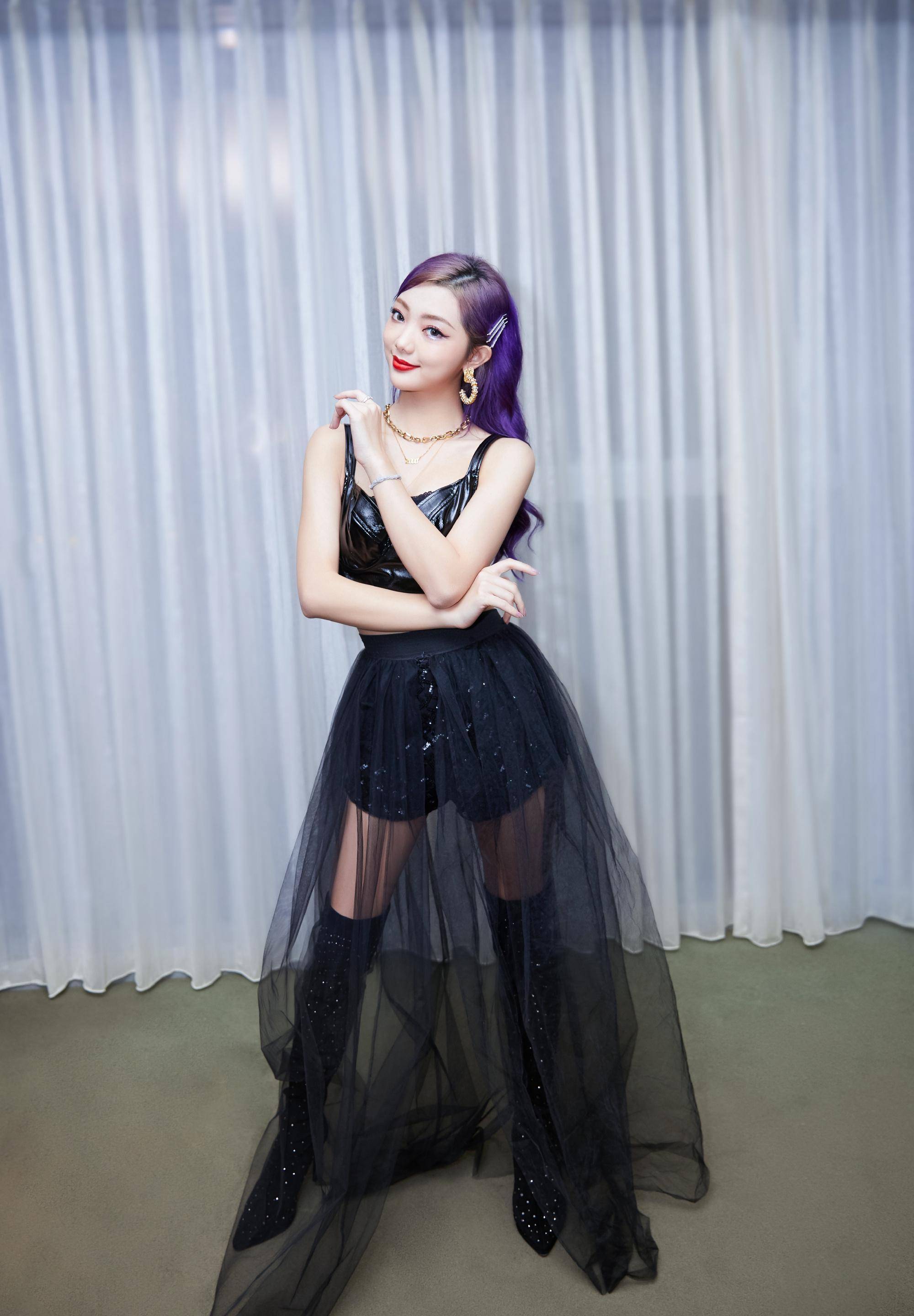 火箭少女唯一外籍成员李紫婷整箱演出服丢失求助造型仍抢眼
