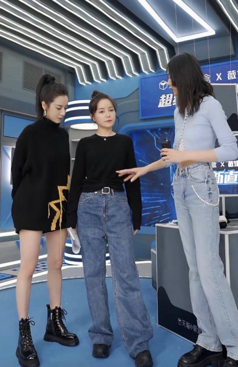 刘雯现身薇娅直播间,针织衫配牛仔裤婉约优雅,大长腿惹人羡_外套_白色