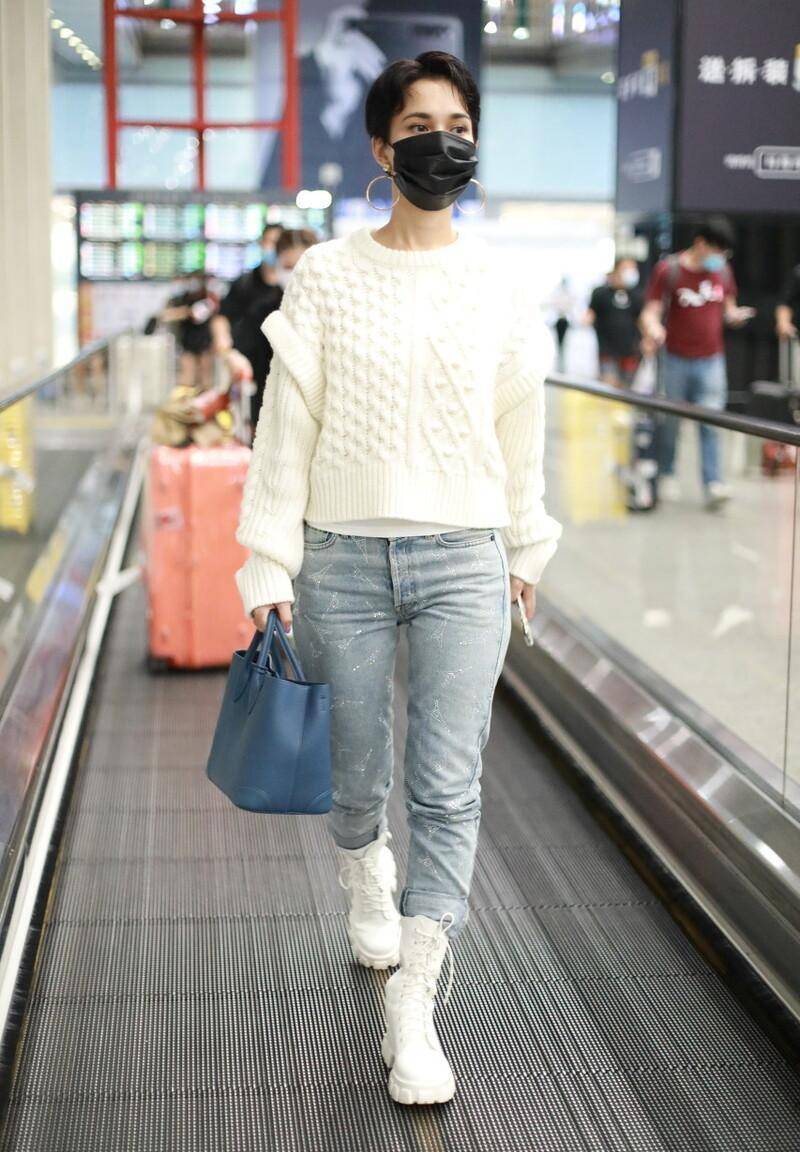 女星最新机场街拍,白色毛衣开衫被杨超越穿出了新美感,清新可人_牛仔