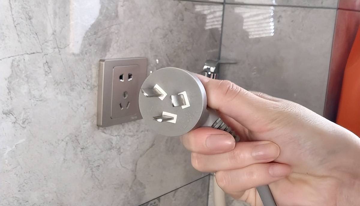 电热水器的插头十几分钟就发烫,正常吗?_插座_情况_原因