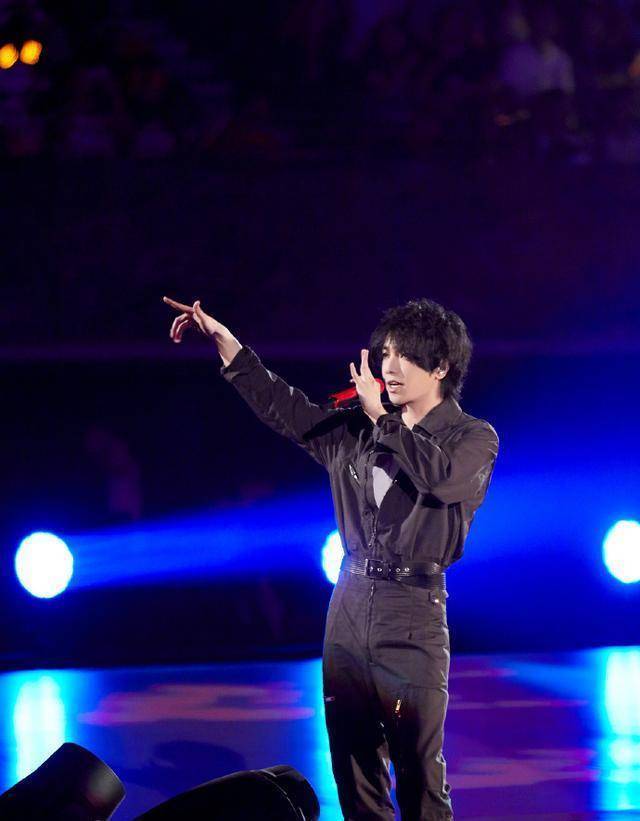 歌手:华晨宇不插电嗨翻全场!左立助阵让观众泪奔!_认可_童真_荒野