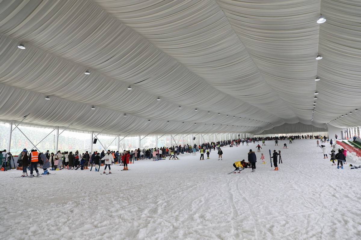 12月15日,大雪纷飞,武汉趣谷四季户外滑雪场激情开板!_乐趣_游客_山湖