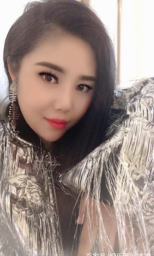 超女纪丹迪晒出席活动照,自曝不能放弃管理形象,修图修到手发抖