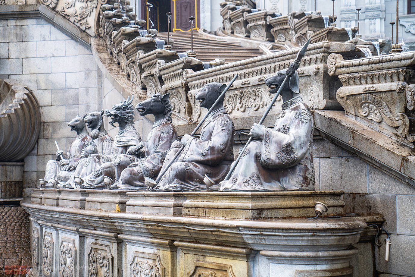 在螺狮牌楼的正后方就是大家最为熟知的"水力钟",也就是十二生肖兽首