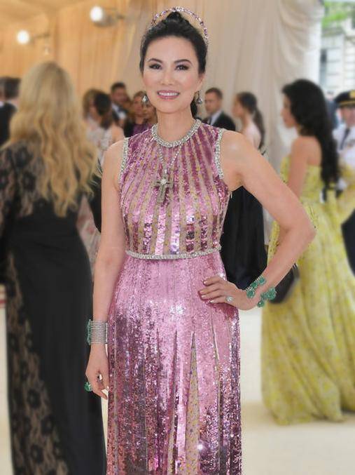 靠分手致富的邓文迪,52岁风采依旧,不愧是"男神收割机"_气息_时尚