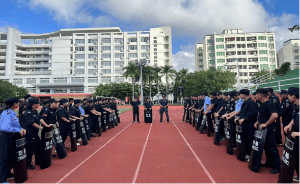 培训实行封闭式军事化管理,由省人民警察高级培训学校和各市县公安局
