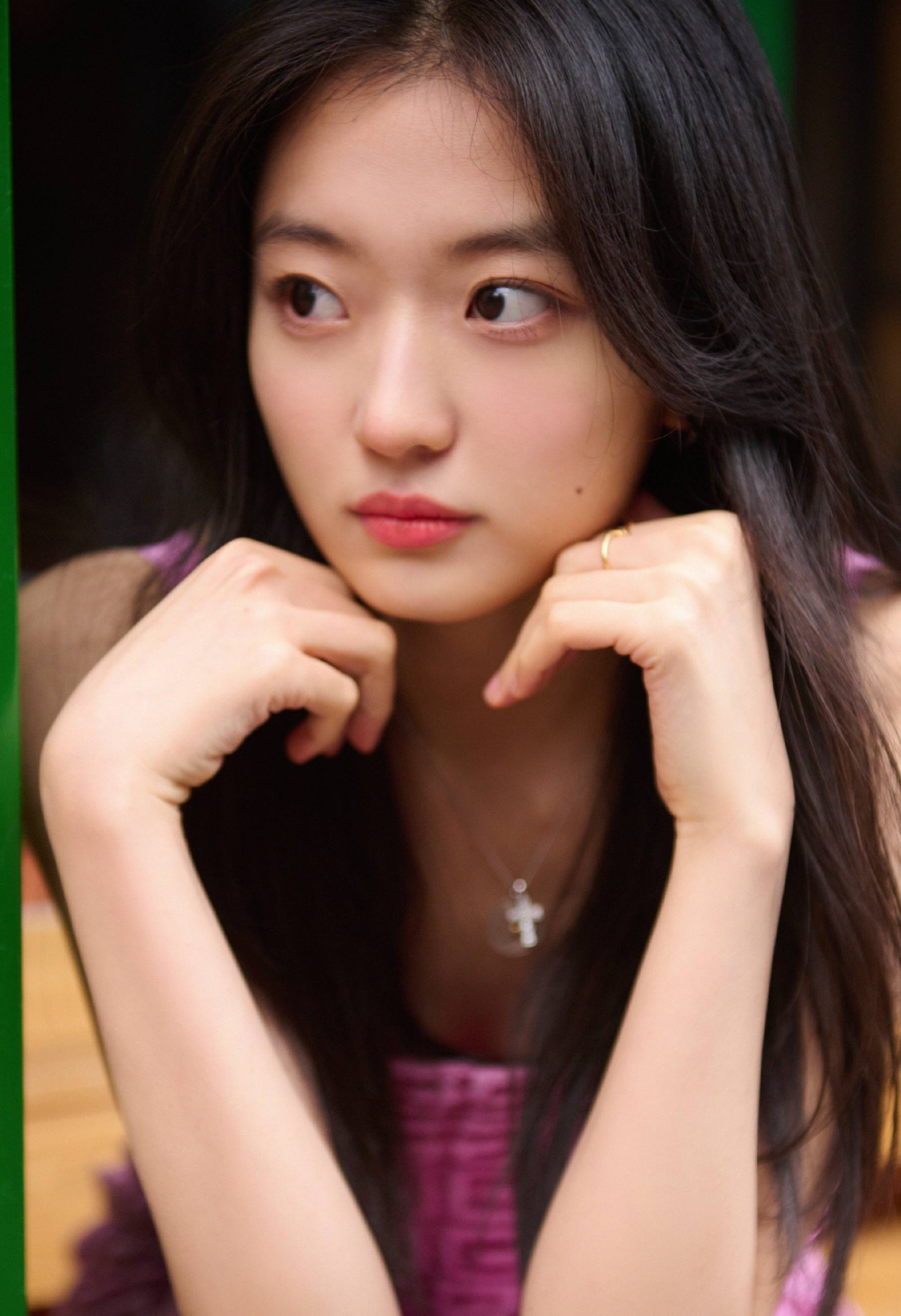 青春女星孙千白色抹胸露肩短裙写真,高贵大方,美艳动人,如出水芙蓉