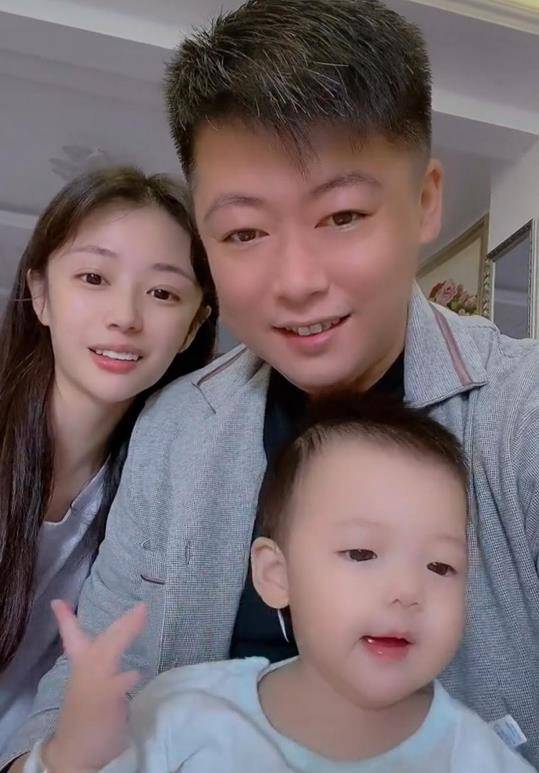 谢永强一家三口同框,小12岁娇妻大病初愈瘦好多,宝宝长相随爸爸