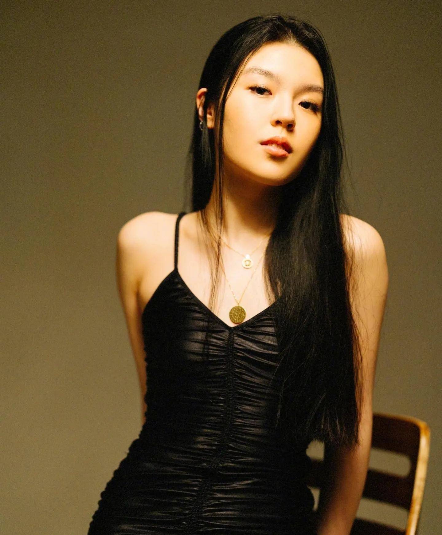 法图麦美照吸晴,酷似李咏又超越咏哥,没想到法图麦如此精致脱俗_生活