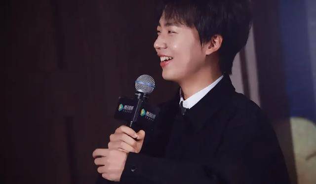 在一档节目中,易烊千玺想给郭麒麟出难题,随口说了一句走马观碑,没