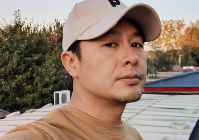 张颂文为更好饰演瘸子角色,在鞋子里放硬石头,拍戏简直太拼命_好评
