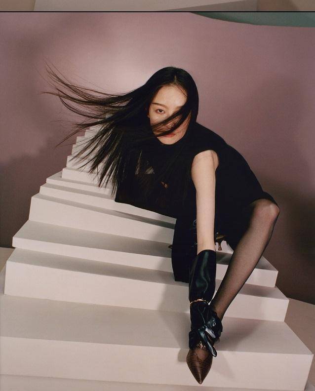 倪妮这次的黑色手套用在这里效果就完全不一样了,搭配黑色无袖的连衣