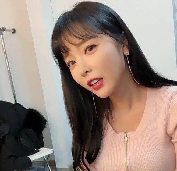 你们的女神又出来发自拍了,真的美的让人有点窒息_洪真英_照片_画面