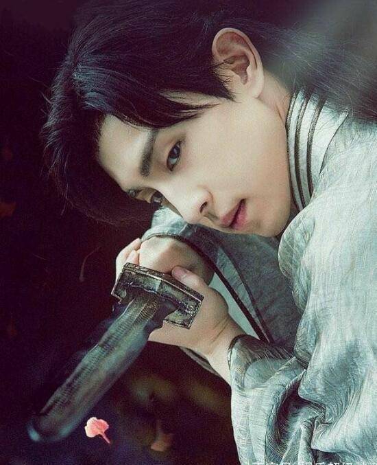 《香蜜沉沉烬如霜》中邓伦饰演旭凤,演技炸裂,圈粉无数_凤凰_天下