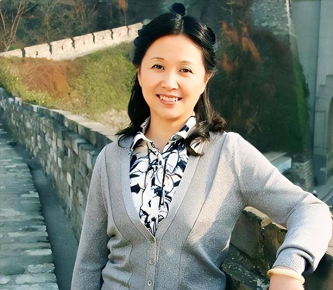 非诚勿扰黄菡罕见露面,面色红润却难掩老态,女儿比她还要漂亮_丈夫