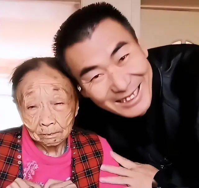 李玉成带美女直播,85岁马玉琴在孙子家住阳台,亲自洗盘子做家务