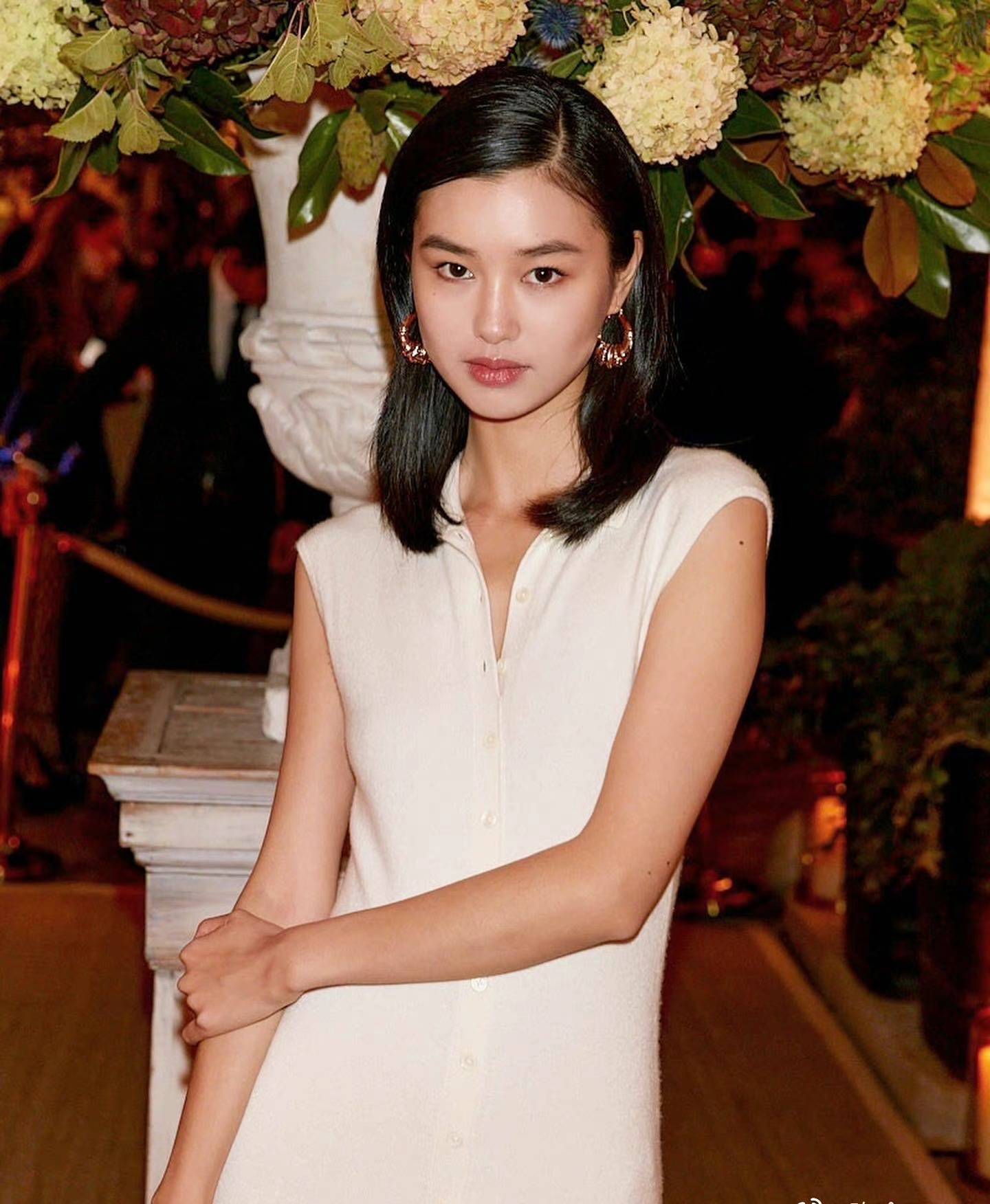 24岁名模陈瑜晒写真,穿银色长裙高贵大方,身材苗条高挑如美人鱼_elite