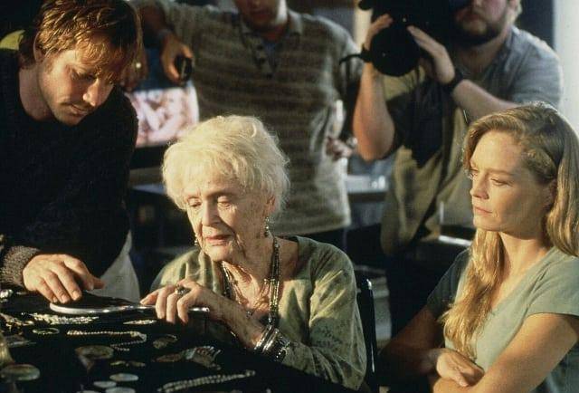 "露丝孙女"3年后嫁给大导演卡梅隆,如今58岁的她依然优雅温婉_苏西