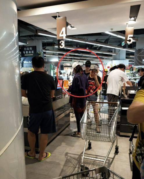 脚上还穿着拖鞋,头上的帽子出镜率也很高,几乎每次偶遇时,她和何捷