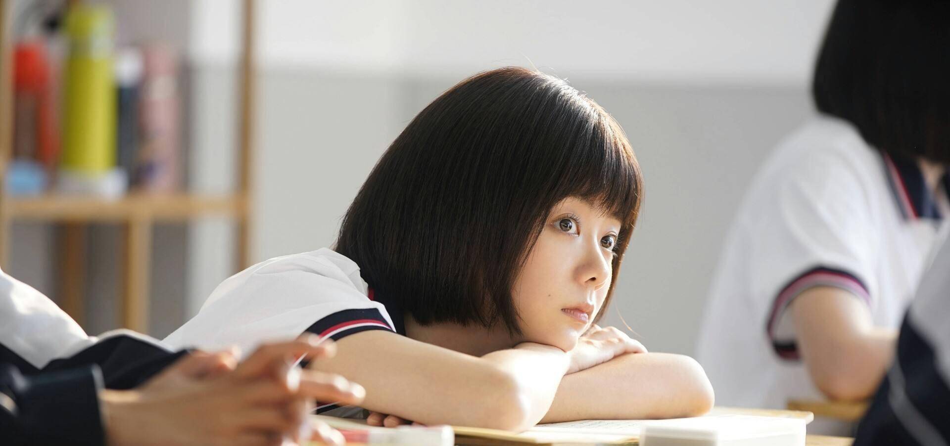 谭松韵的发型很重要,她选择了很有高中生形象代表性的短发,这大概也是