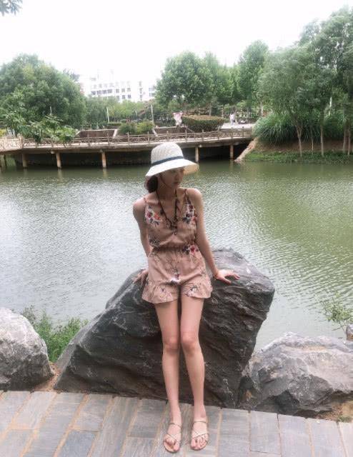 吊带连体裤,那若隐若现的锁骨撩人心扉,即使在未修图的情况下,张兆艺