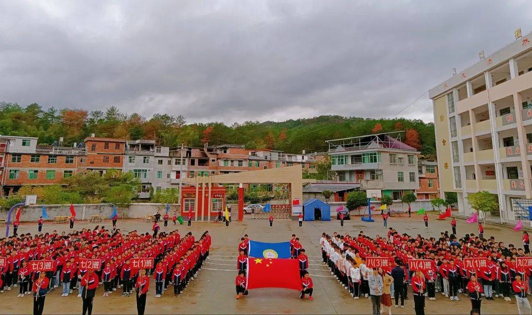 口号声唤出了久不露面的日光,兴国县枫边中学冬季运动会即将拉开序幕