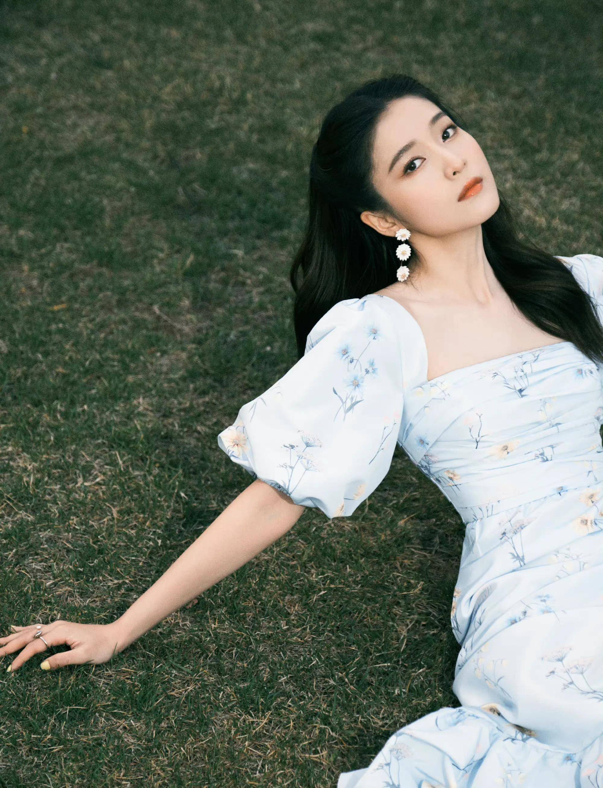 女明星张雪迎时尚写真:俏丽姣美,花容月貌