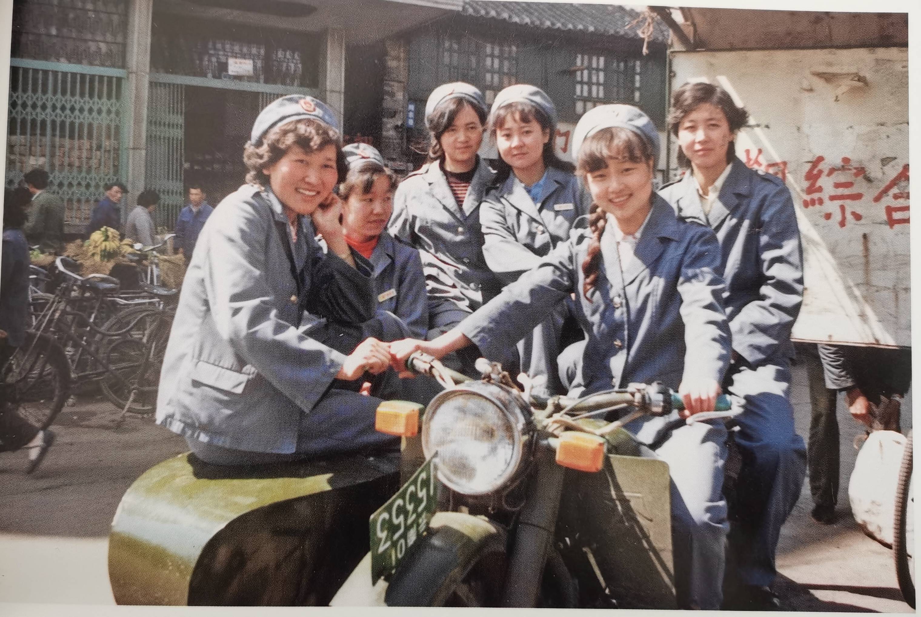 老照片:上世纪八十年代工商管理干部,年轻女同志穿上制服很好看_部门