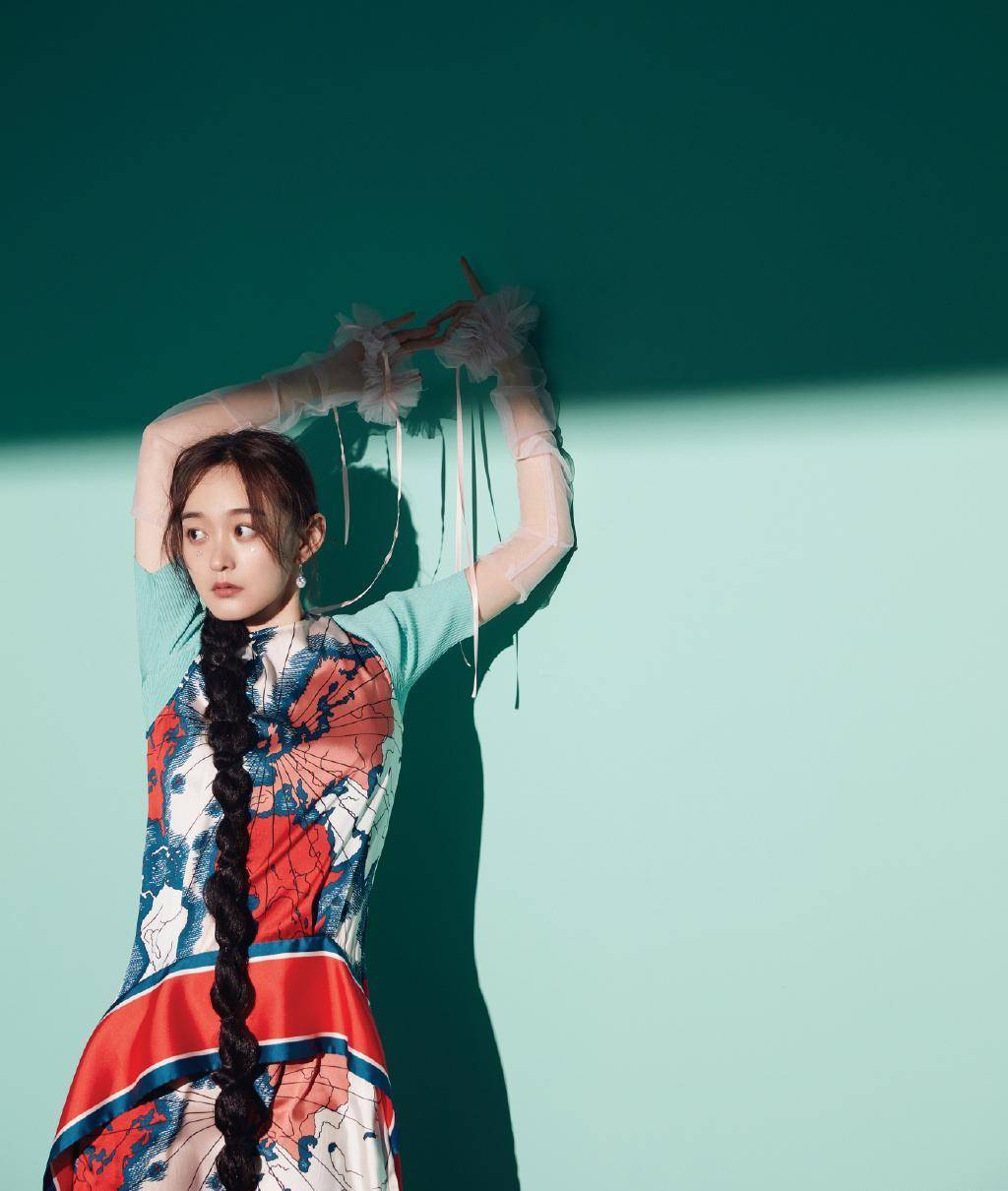 何泓姗变"长发公主",穿印花上衣配豹纹时尚裙,冷艳气质好迷人_写真