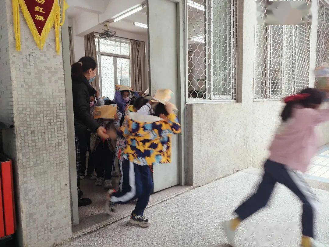 筑牢安全防线 构建平安校园 | 蓬中华侨小学举行防震应急避险与安全