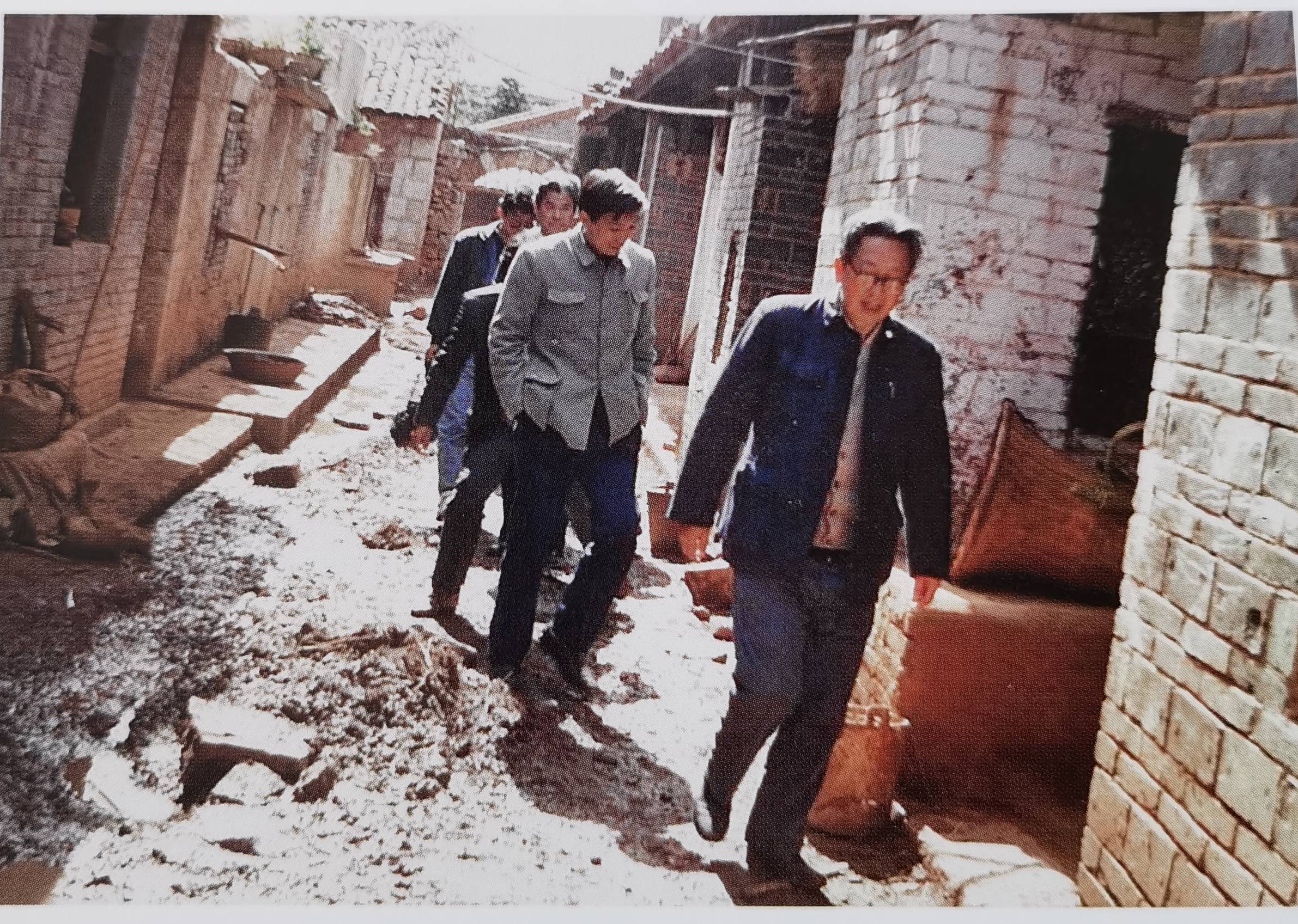 老照片:上世纪八十年代工商管理干部,年轻女同志穿上制服很好看_部门