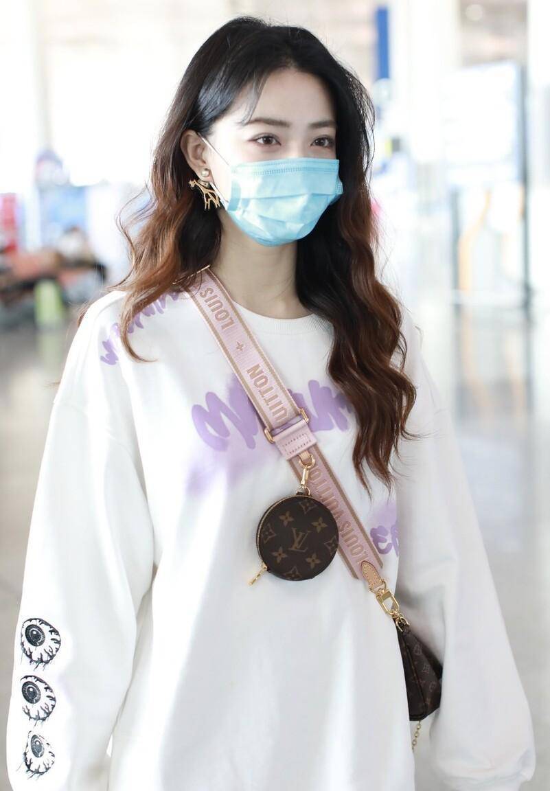 徐璐现身北京,衣着时尚清新甜美,一举一动娉婷婀娜千娇百媚_秀发_身材